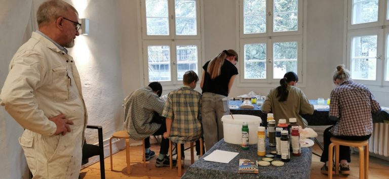 Gipsmasken nach Vorlagen des Uhrturms werden farblich gestaltet.